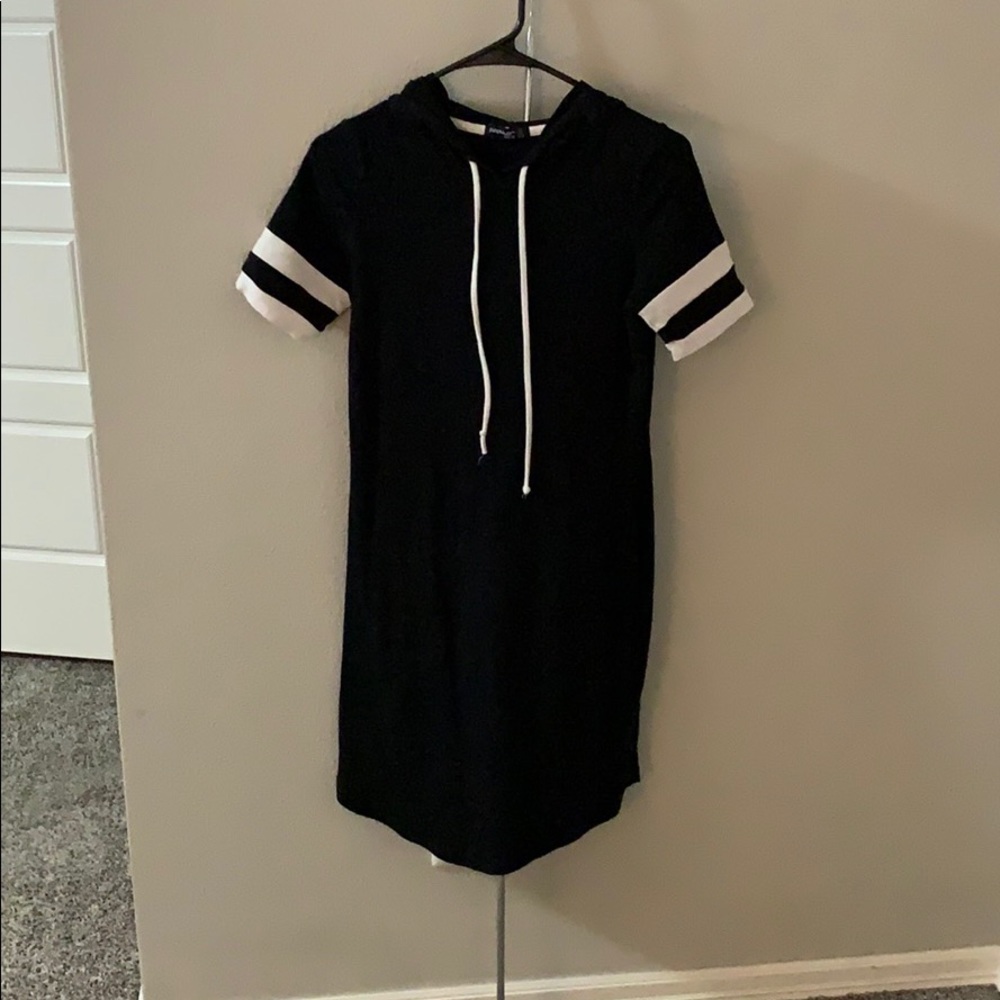 Sporty dress with hood